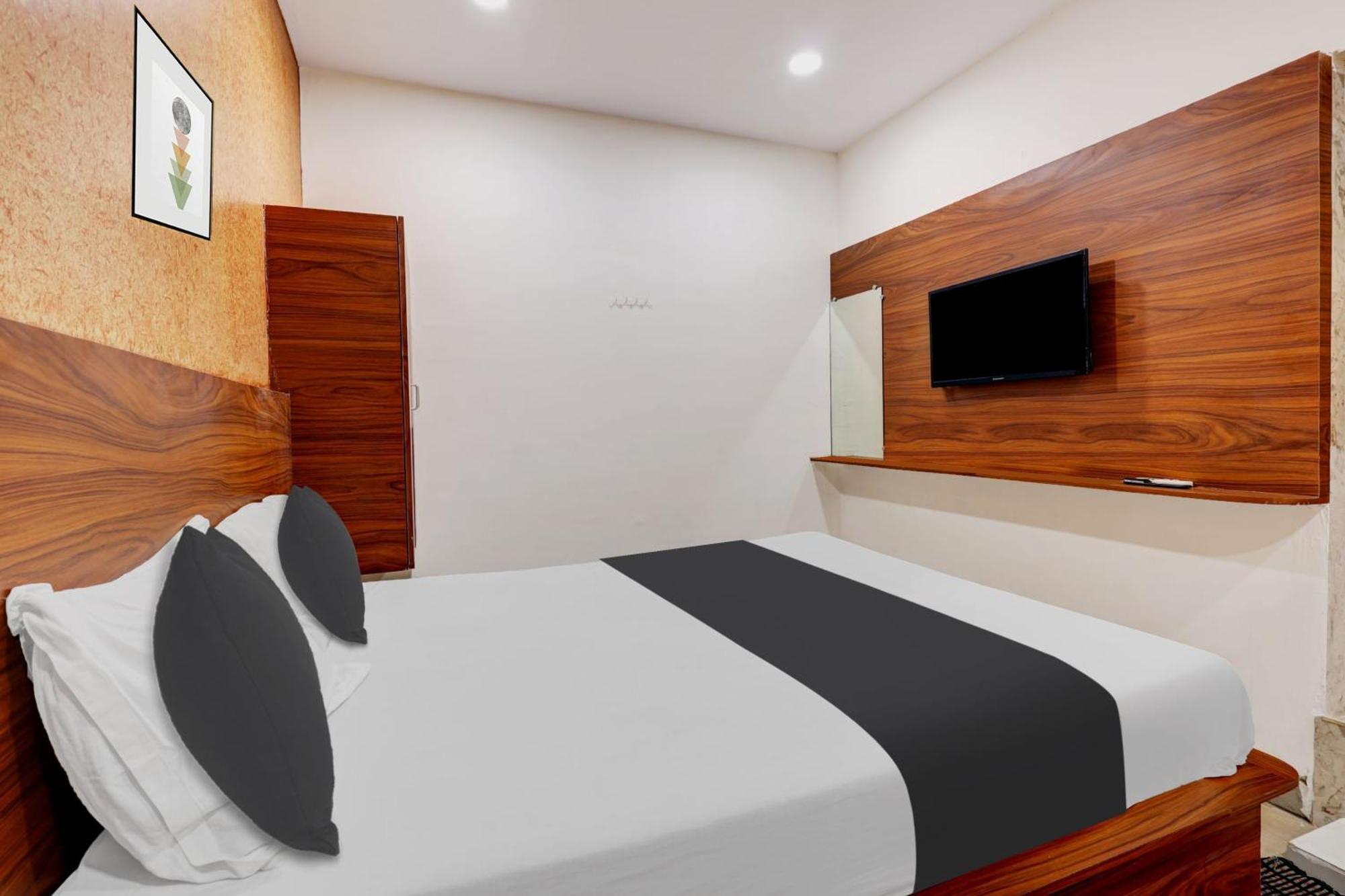 Hotel O Gangothri Lodge Visakhapatnam Buitenkant foto